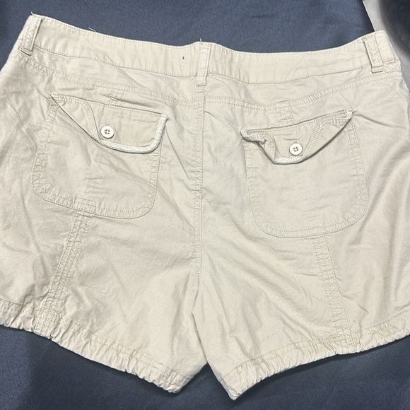 Tan lightweight shorts with cinched at hemline of each leg. Great pockets - Picture 3 of 5